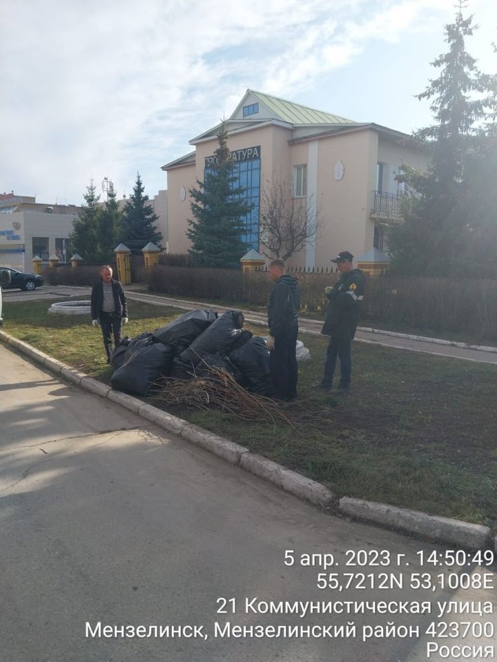 Мусор в мешках, находящийся на улицах Мензелинска, будет убран