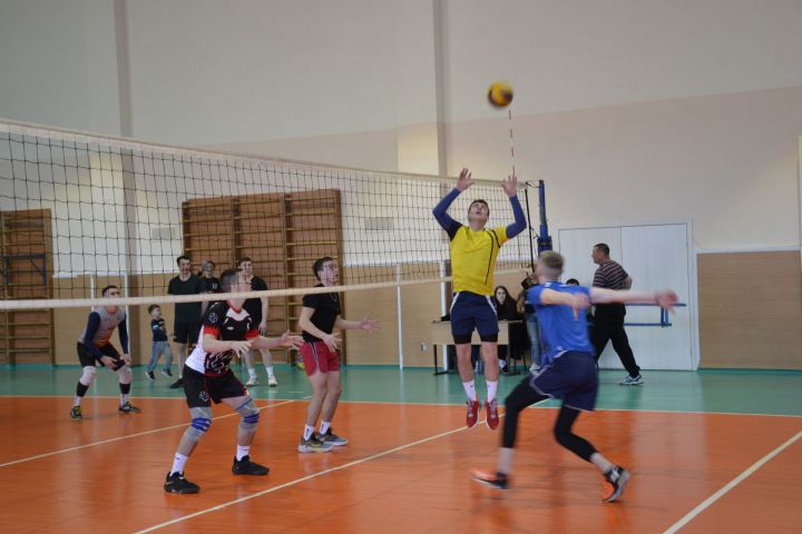 В Мензелинске проходит межрайонный турнир по волейболу