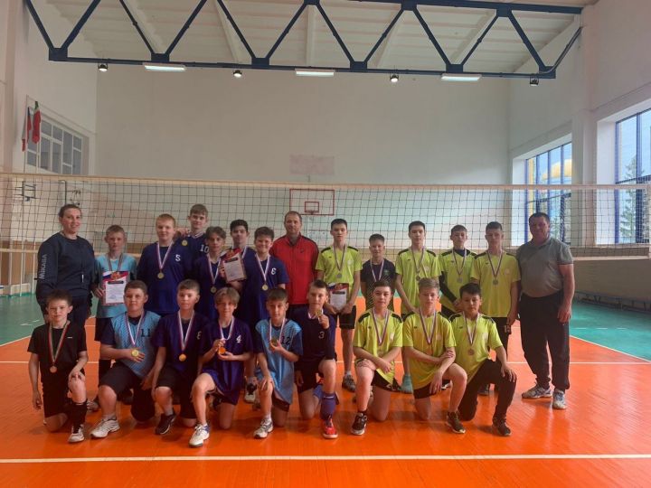 Две команды Мензелинска завоевали медали на турнире по волейболу