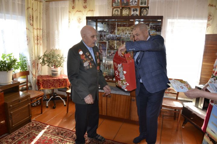 Глава Мензелинского района поздравил с Днем рождения ветерана Великой Отечественной войны Михаила Тихонова