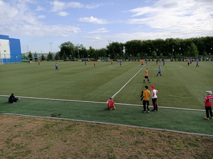 Чемпионы Татарстана показали мензелинским футболистам, как забивать голы