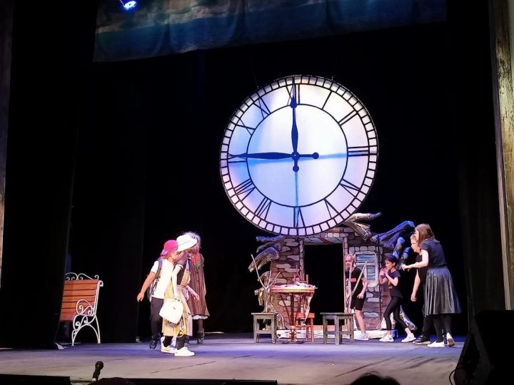 Детская театральная студия «Өмет» на большой сцене показала сказку