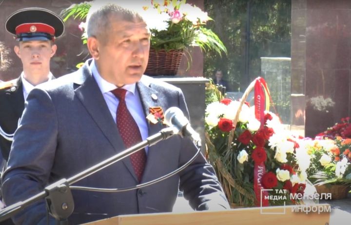 Глава Мензелинского района Айдар Салахов поздравил ветеранов, тружеников тыла, мензелинцев с днём Великой Победы