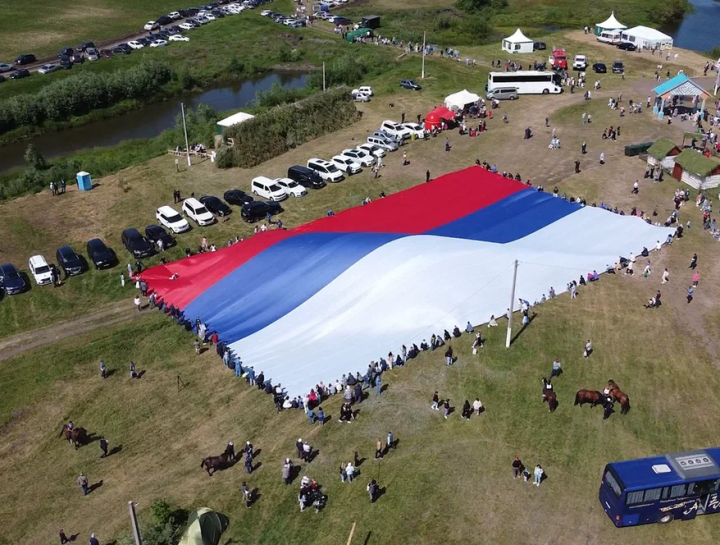 «Молодая гвардия Республики Татарстан» в День России провела масштабную акцию и развернула флаг Российской Федерации