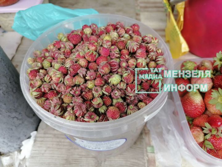 На Мензелинском рынке торгуют ягодами