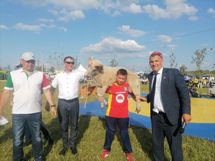 Батыры - победители по корэш на Дне села в Калмурзине