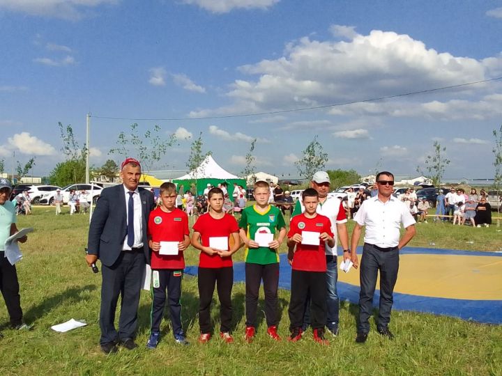 Батыры - победители по корэш на Дне села в Калмурзине