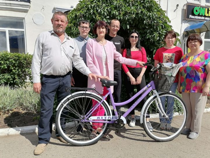 Филиал” Мензеля-информ » подарил своей сотруднице Кадрие Мардановой велосипед