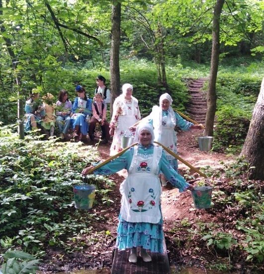 В селе Подгорный Байлар провели обряд показа невестке пути к источнику воды