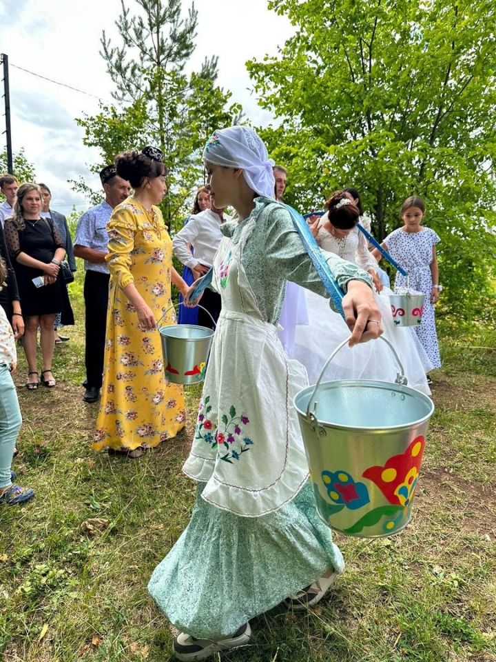 В селе Подгорный Байлар провели обряд показа невестке пути к источнику воды