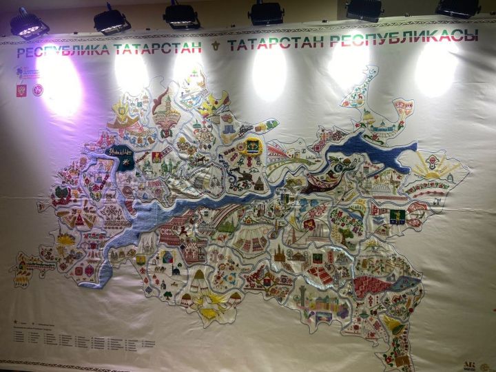 Мензелинские мастерицы приняли участие в создании вышитой карты Татарстана