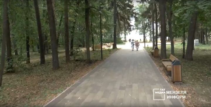 В парке имени Ленина в Мензелинске приступили к укладке тротуара