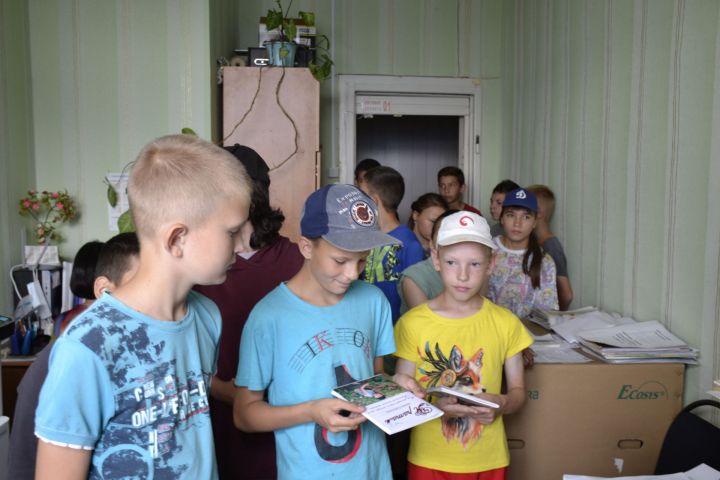 «Полянка» лагерендә ял итүче балалар «Минзәлә-информ» филиалына экскурсиягә килде