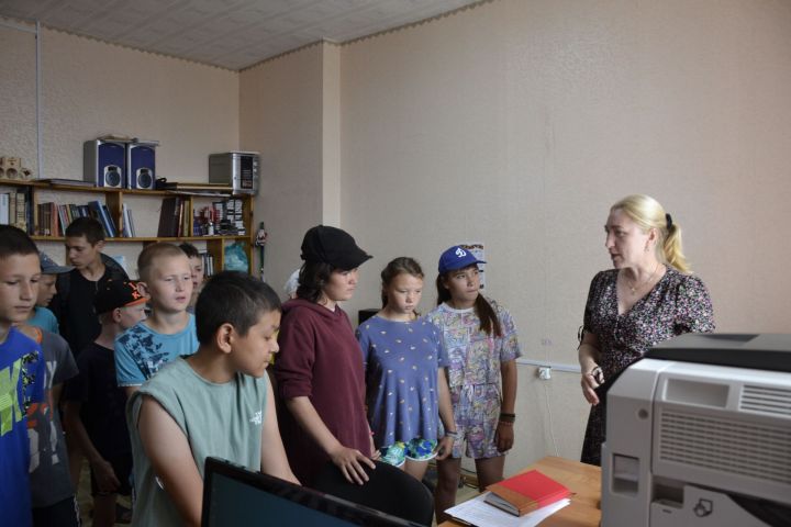 Дети, отдыхающие в лагере «Полянка», побывали на экскурсии в филиале «Мензеля-информ»