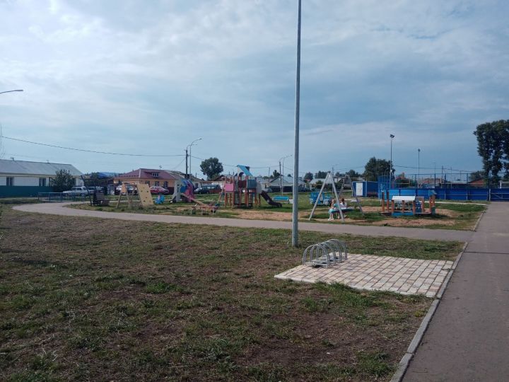 Мензелинцы жалуются на мусор на детской площадке по улице Октябрьская