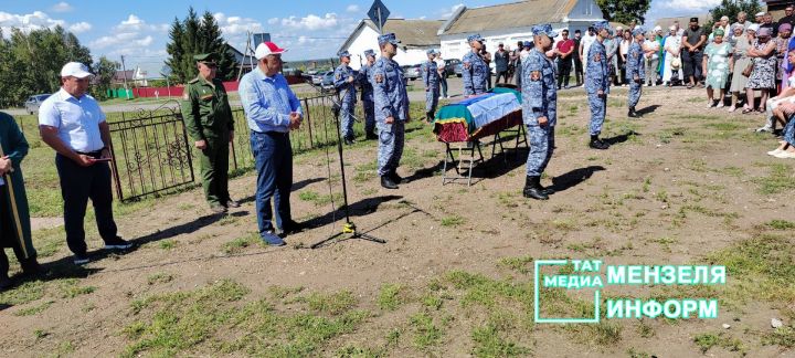 В последнем разговоре сказал, что вернется в отпуск