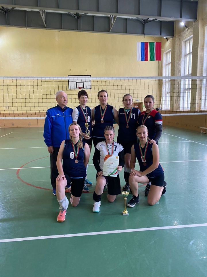 Женская команда по волейболу Мензелинского района завоевала «бронзу»