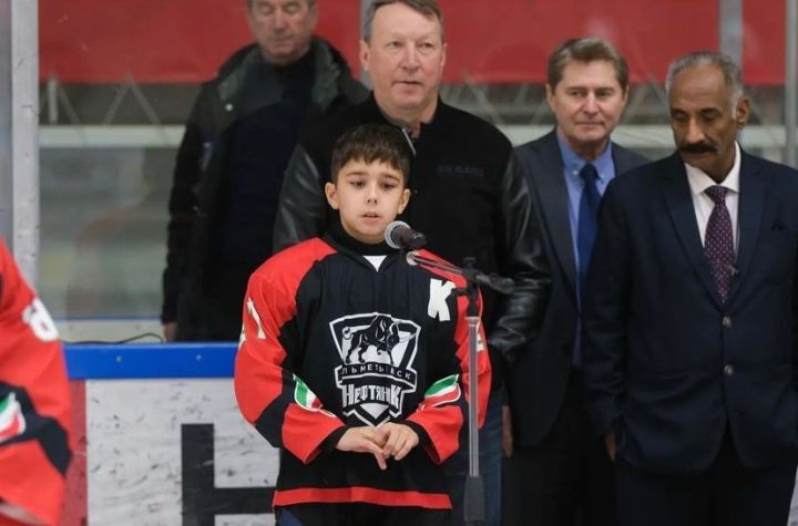 Играть в хоккей Радмир Мирзаянов научился в Мензелинске