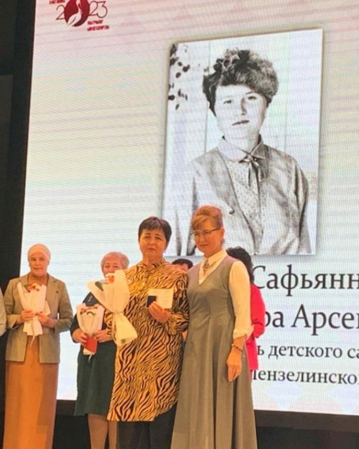 Воспитательницу Веру Сафьянникову наградили знаком отличия «Почетный наставник»