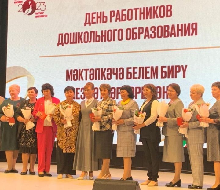 Воспитательницу Веру Сафьянникову наградили знаком отличия «Почетный наставник»