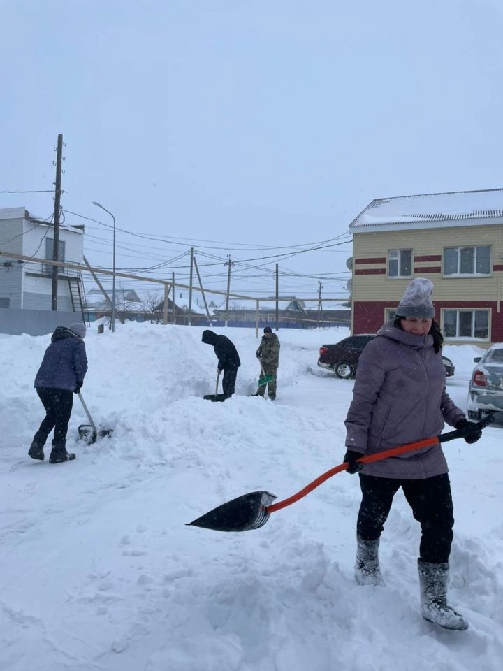 Мензелинцы коллективно убрали снег в своем дворе