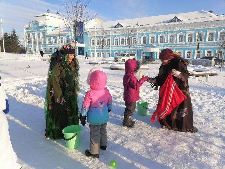 Дети и родители, загадывая желания, зажгли Рождественскую звезду