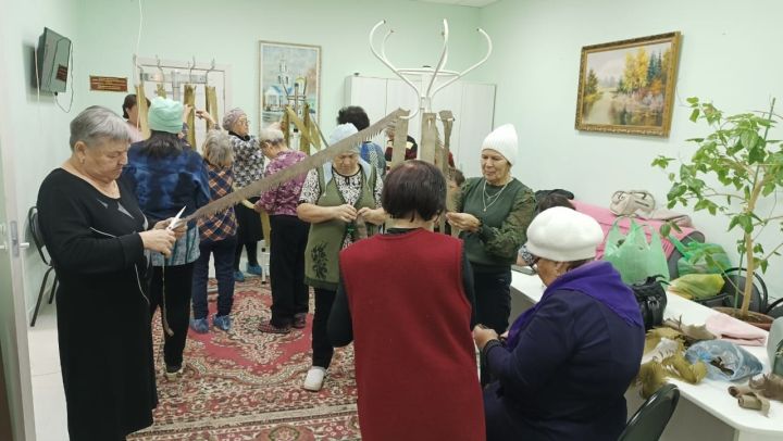 Члены общества инвалидов Мензелинска помогают бойцам СВО