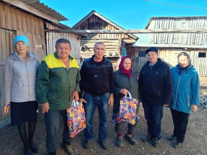 В Атряклинском сельском поселении в честь Декады пожилых раздали гостинцы