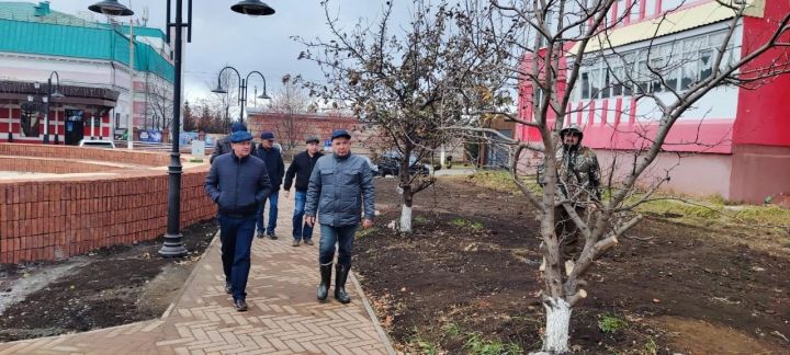 В Мензелинске завершаются работы в Театральном сквере