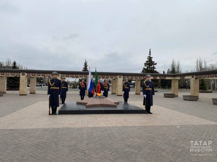 В Казани прошла торжественная церемония возложения цветов к Вечному огню у колоннады Мемориала Славы в парке Победы