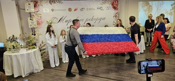 В Москве создали самый большой в мире флаг России из 2 261 розы