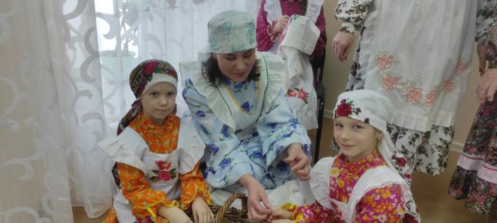 Отделение Всемирного конгресса татар и «Мошеге чишмэлэре» показали мензелинским студентам древний обрядовый праздник