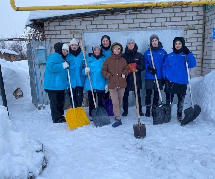 Волонтеры города Мензелинска помогают пожилым и семьям мобилизованных в очистке снега