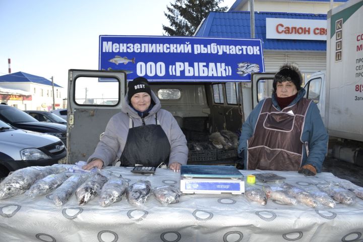 На площади перед избирательным участком № 1984, расположенным в районном Дворце культуры, проходит праздничная ярмарка