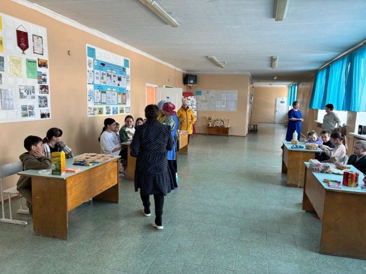 Коллектив Урусовской школы собирает посылки для своих выпускников, участвующих в СВО