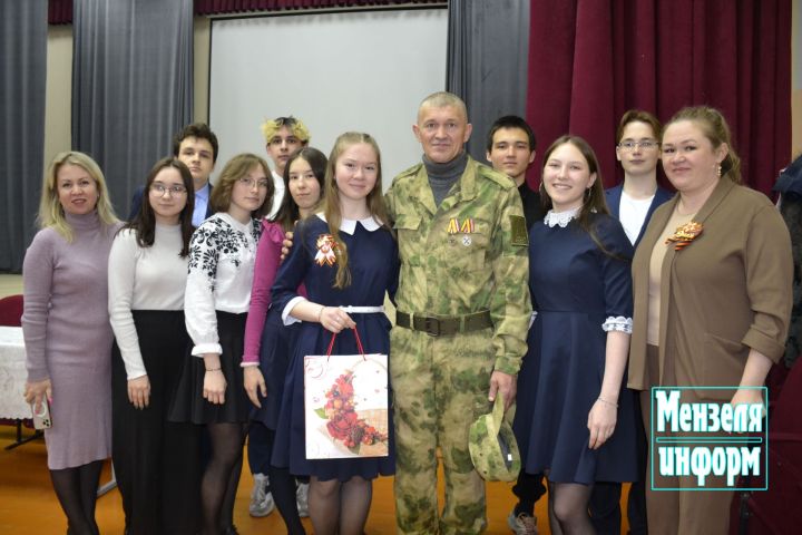 Боец СВО лично поблагодарил мензелинскую школьницу за письмо