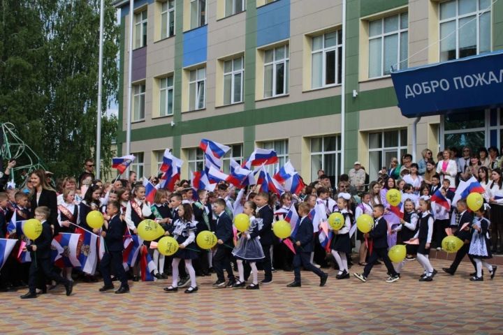 Для 17 одиннадцатиклассников и 83 девятиклассников СОШ 3 прозвенел Последний звонок