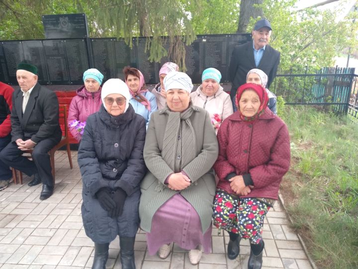 Иркәнәшнең уңган ханымнары бәйрәм митингы алдыннан маскировка челтәрләре үрделәр