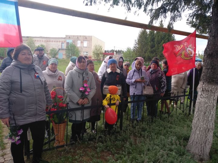 Иркәнәшнең уңган ханымнары бәйрәм митингы алдыннан маскировка челтәрләре үрделәр