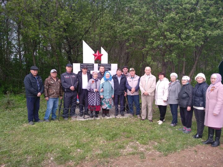 Умелые мастерицы Иркеняша перед праздничным митингом сплели маскировочные сети