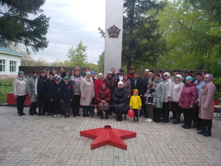 Иркәнәшнең уңган ханымнары бәйрәм митингы алдыннан маскировка челтәрләре үрделәр