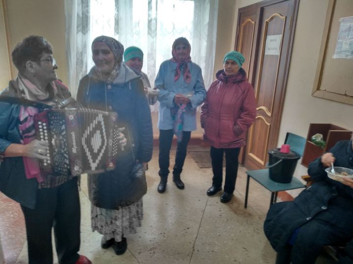 Иркәнәшнең уңган ханымнары бәйрәм митингы алдыннан маскировка челтәрләре үрделәр