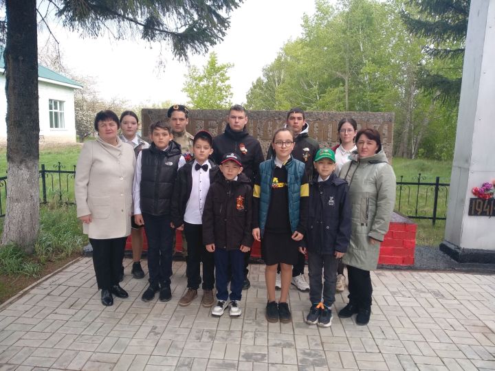 Иркәнәшнең уңган ханымнары бәйрәм митингы алдыннан маскировка челтәрләре үрделәр