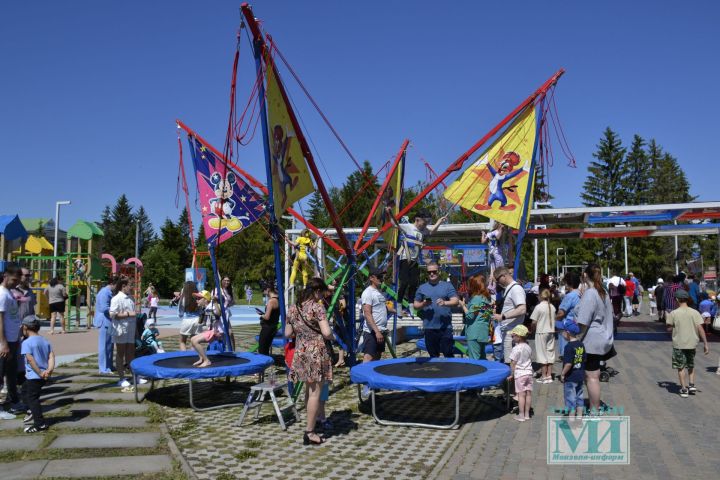 В Мензелинске на празднике ко Дню защиты детей Татарский государственный театр кукол «Әкият» показал бэби-спектакль