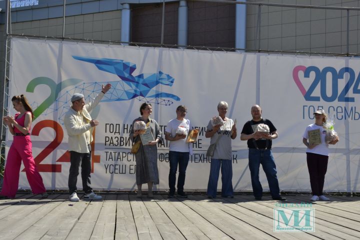 В Мензелинске на празднике ко Дню защиты детей Татарский государственный театр кукол «Әкият» показал бэби-спектакль