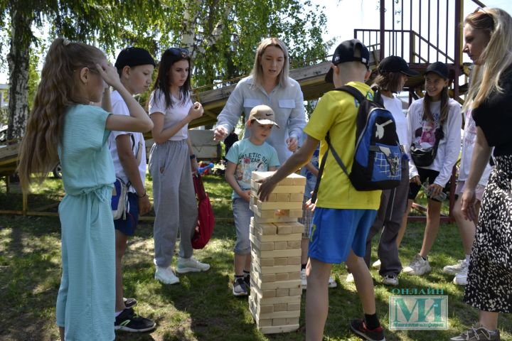 В Мензелинске на празднике ко Дню защиты детей Татарский государственный театр кукол «Әкият» показал бэби-спектакль