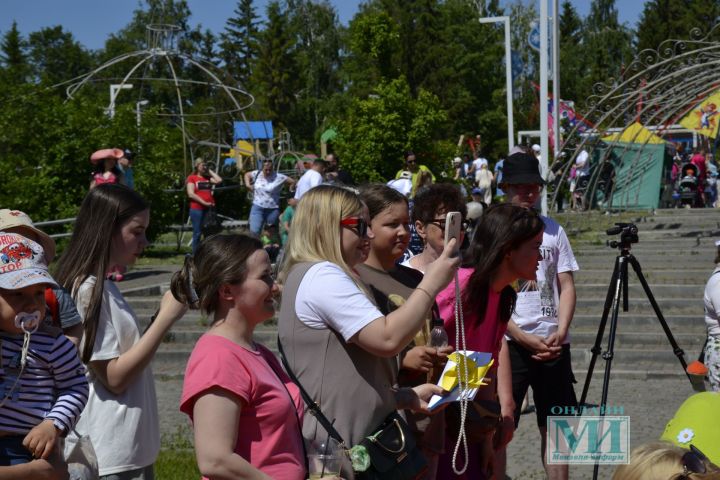 В Мензелинске на празднике ко Дню защиты детей Татарский государственный театр кукол «Әкият» показал бэби-спектакль