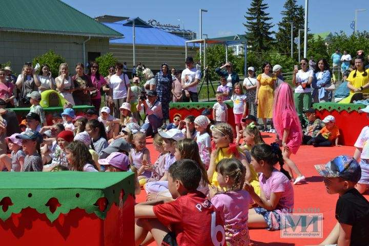 В Мензелинске на празднике ко Дню защиты детей Татарский государственный театр кукол «Әкият» показал бэби-спектакль