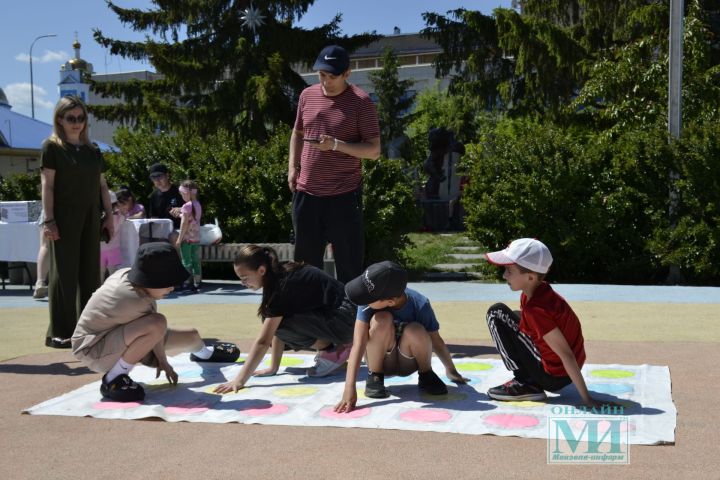 В Мензелинске на празднике ко Дню защиты детей Татарский государственный театр кукол «Әкият» показал бэби-спектакль