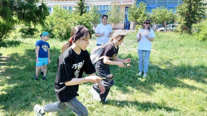 В Мензелинске на празднике ко Дню защиты детей Татарский государственный театр кукол «Әкият» показал бэби-спектакль